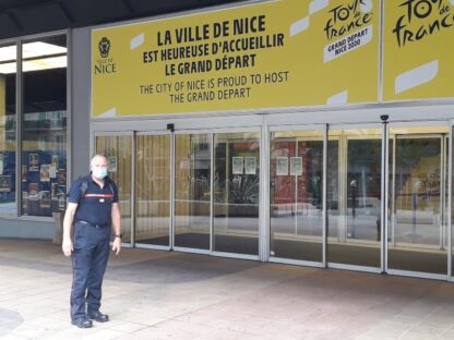 Un sapeur-pompier du SDIS 31 dans la caravane du Tour de France