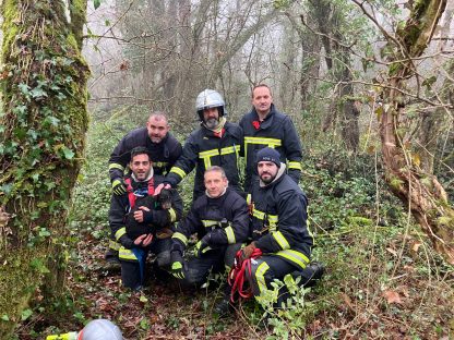 6 sapeurs-pompiers du CIS de Fronton avec le chien sauvé lors de l'intervention du 29 décembre 2024