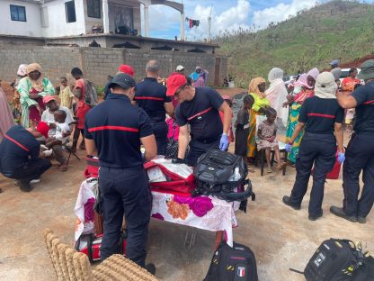 Sapeurs-pompiers en renfort à Mayotte après le cyclone Chido apportant de l'aide à la population
