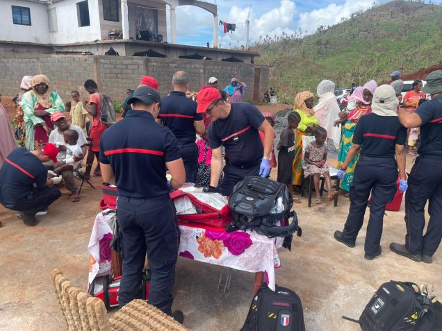 Sapeurs-pompiers en renfort à Mayotte après le cyclone Chido apportant de l'aide à la population