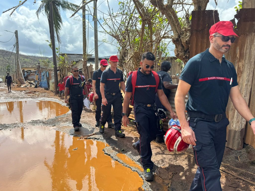 Sapeurs-pompiers en renfort à Mayotte après le cyclone Chido dans les bidonvilles