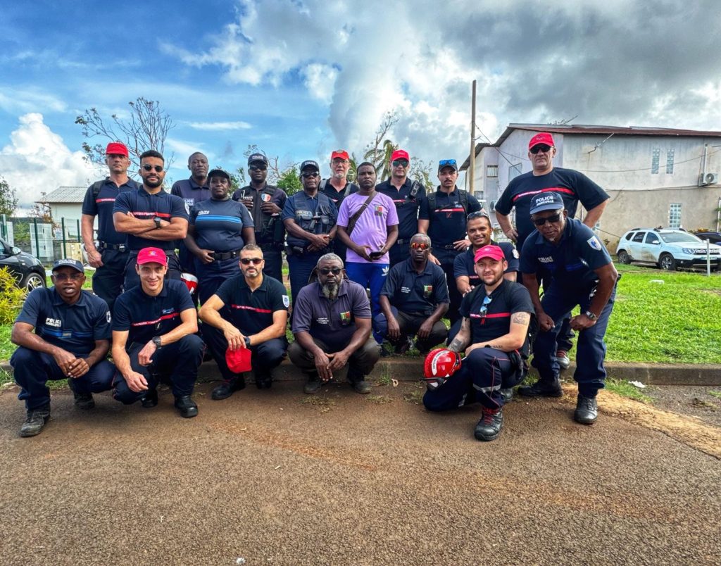 Groupe de sapeurs-pompiers à Mayotte en renfort après le cyclone Chido accompagnés de la protection civile Mahoraise