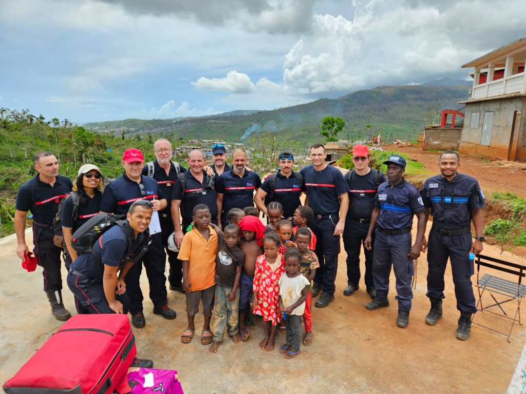Groupe de sapeurs-pompiers à Mayotte en renfort après le cyclone Chido accompagnés de Mahorais