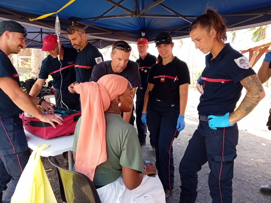 Sapeurs-pompiers en renfort à Mayotte après le cyclone Chido en acte de soin à la population