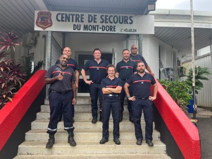 Les sapeurs-pompiers haut-garonnais en compagnie des sapeurs-pompiers locaux pendant leur mission en renfort feu de forêt en Nouvelle-Calédonie.
