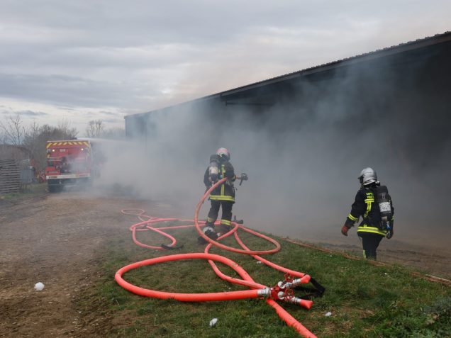 2 sapeurs-pompiers durant l'intervention du 28 janvier à Gibel pour un feu de bâtiment.