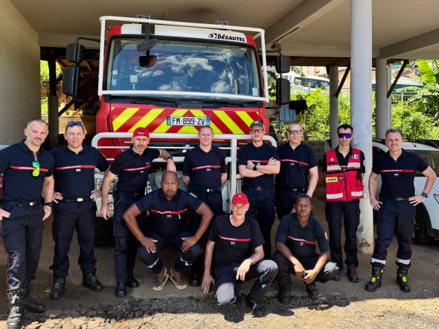 Photo de groupe des sapeurs-pompiers engagés à Mayotte après le cyclone Chido.