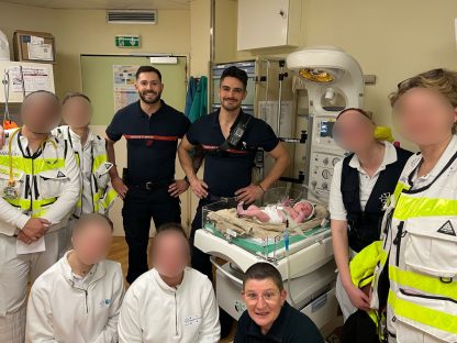 Sapeurs-pompiers, équipe du SAMU et équipe du CHU avec le nouveau-né.