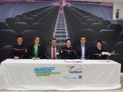 Florent Quérol, Céline Andrada, Sébastien Vergé, Emma Ducros et Marion Guérive lors de la signature du partenariat entre le SDIS 31 et Airbus le 19 mars.