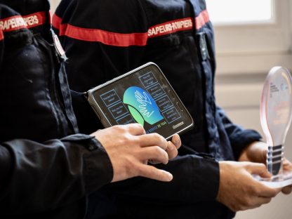 Deux sapeurs-pompiers avec une tablette présentant la nouvelle application