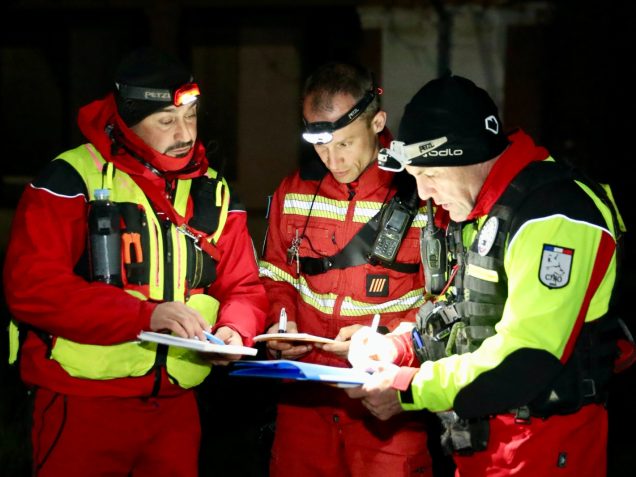 Groupe de trois sapeurs-pompiers lors du stage SWAN.